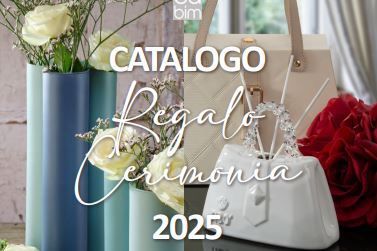 Una lanterna bianca è appoggiata sopra una scatola di legno.