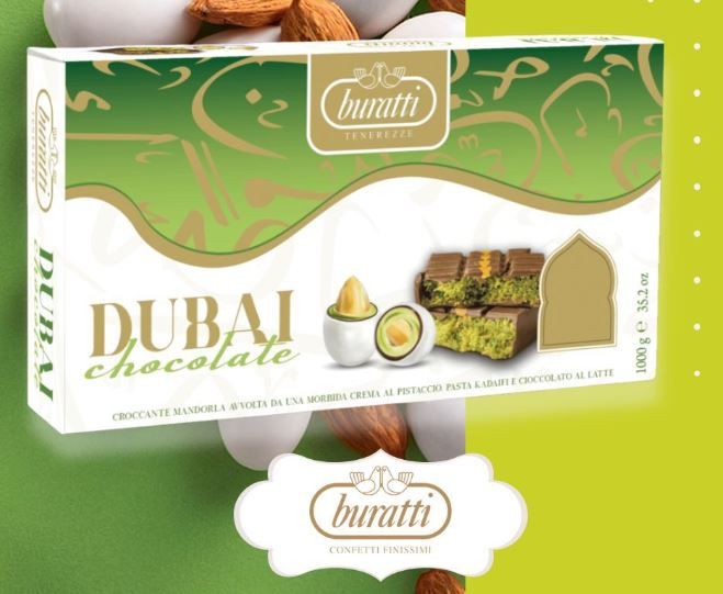 Una ciotola piena di uova bianche accanto a una tazza di cioccolato