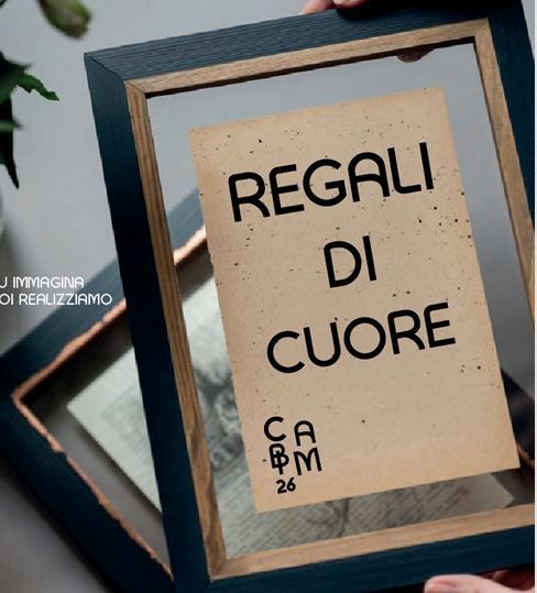 Un collage di immagini con l'anno 2025 sopra