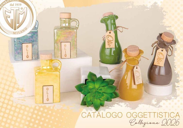 Un gruppo di mani a forma di clessidra appoggiate su un tavolo.