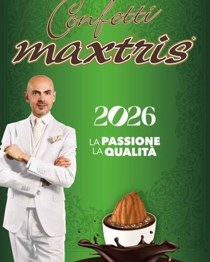 Un cerchio di uova di Pasqua colorate su una superficie bianca.