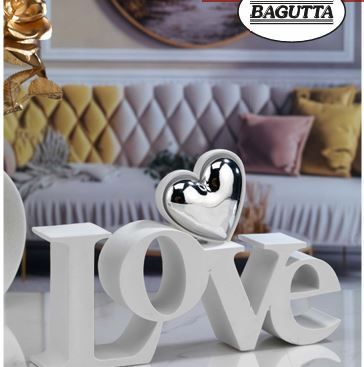 Un piatto nero con una scatola regalo dorata sopra.