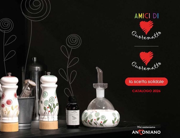 Una mongolfiera rossa a forma di cuore