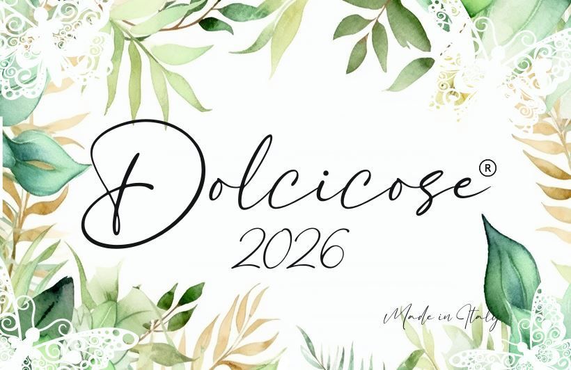 Uno sfondo rosa con fiori bianchi e la scritta dolcecose 2025