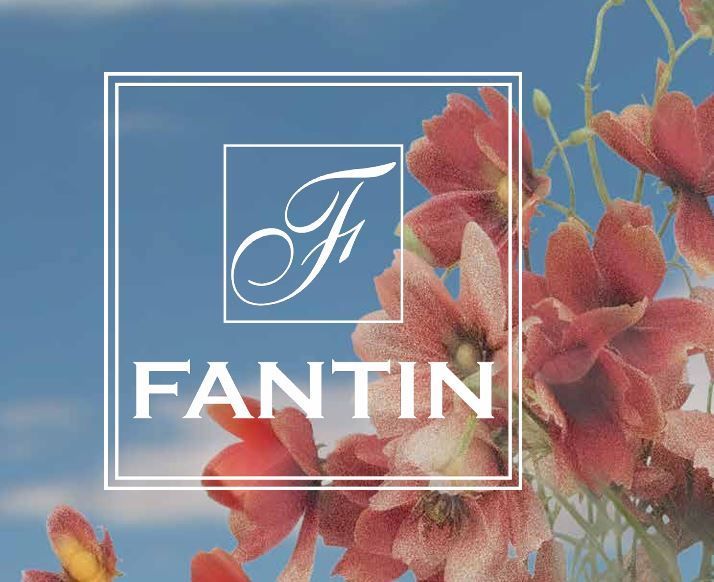 Tre candele sono appoggiate su un tavolo circondato da fiori bianchi.