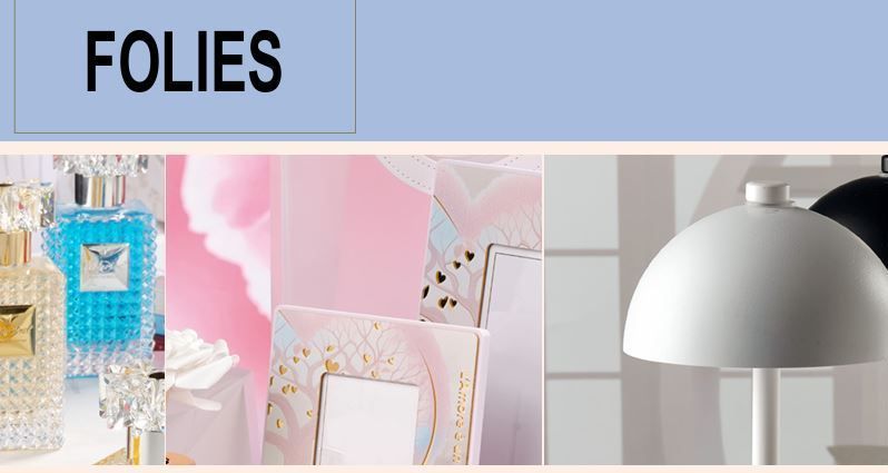 Una donna con un fiore tra i capelli indossa una fascia.