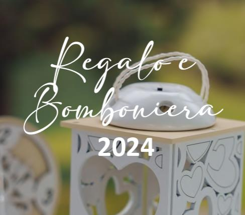 Una lanterna bianca è appoggiata sopra una scatola di legno.