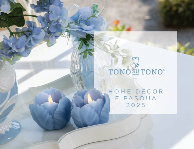 Due candele blu sono appoggiate su un tavolo accanto a un vaso di fiori blu.