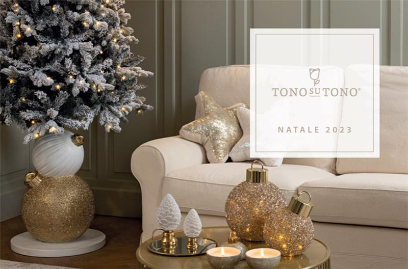 Un soggiorno pieno di mobili e un albero di Natale.