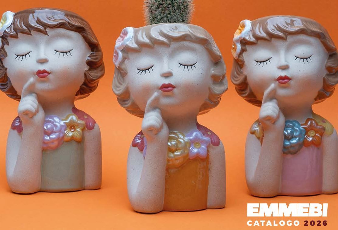 Una statuetta di fata è seduta su un mucchio di fiori rosa.