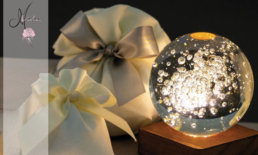 Una statua di un uomo e una donna che si baciano.