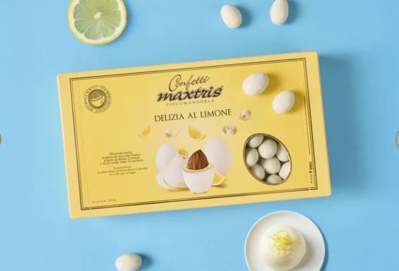 Un cerchio di uova di Pasqua colorate su una superficie bianca.