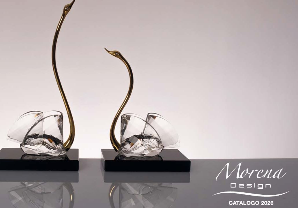 Un piatto bianco con dei cuori rossi sopra è su un tavolo di legno