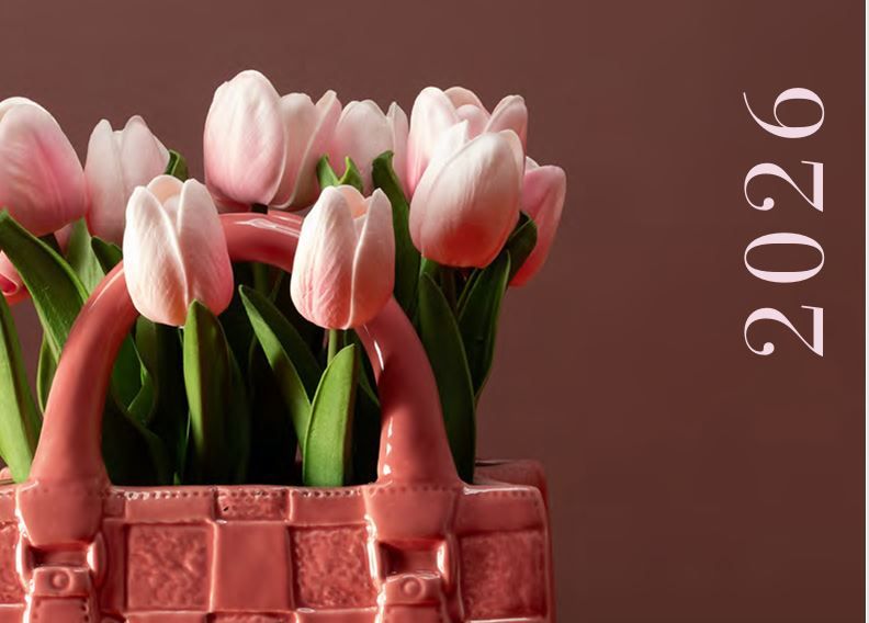 Tre candele sono appoggiate su un tavolo con l'anno 2025 in basso