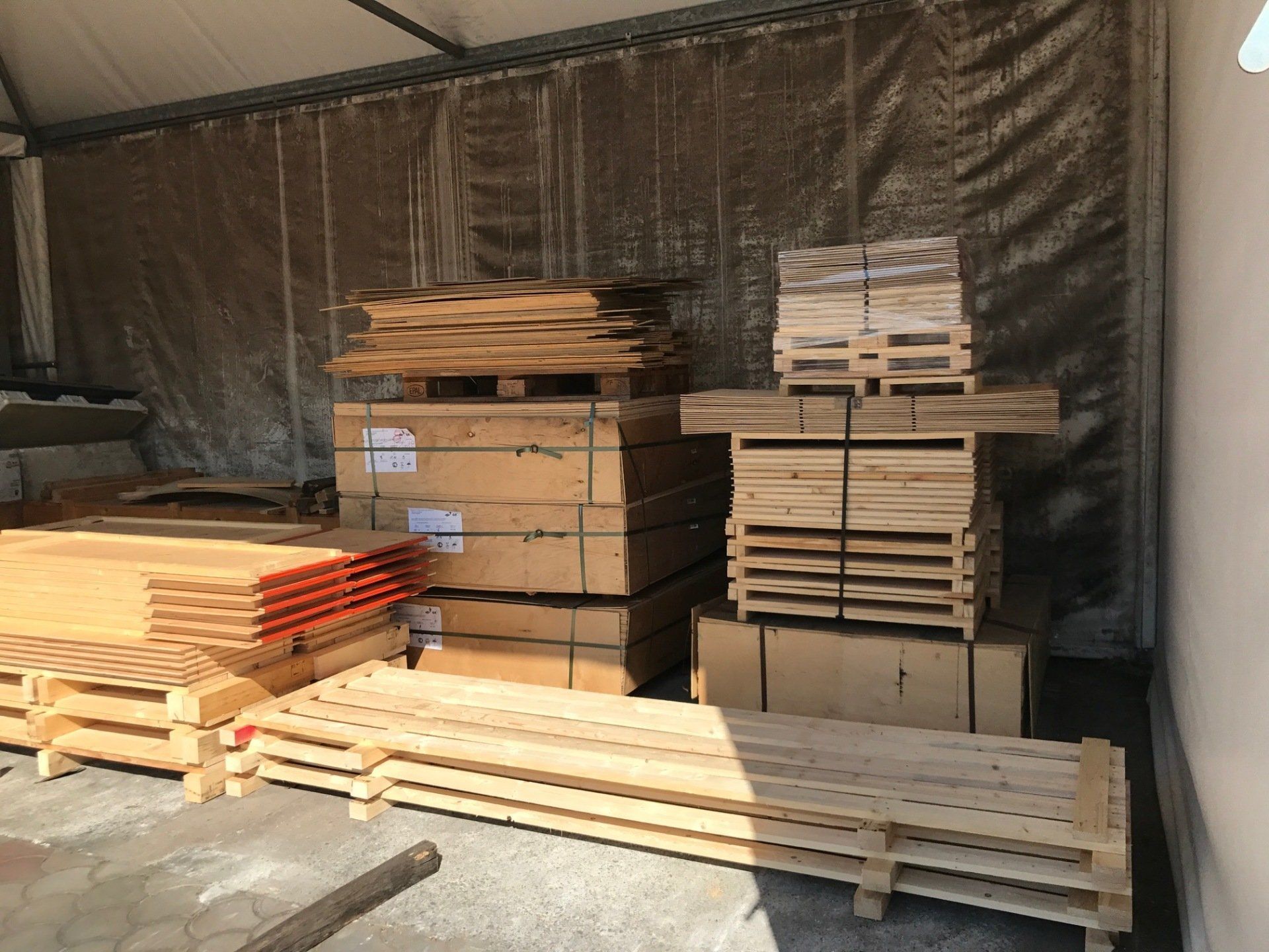 scaffalature e parti prima del montaggio