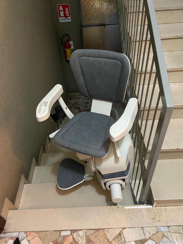 elevatori per disabili | servoscale per anziani | montascale elettrici ! | piattaforme elevatrici | impianti elevatori domestici | installazione servoscale | prezzo servoscala