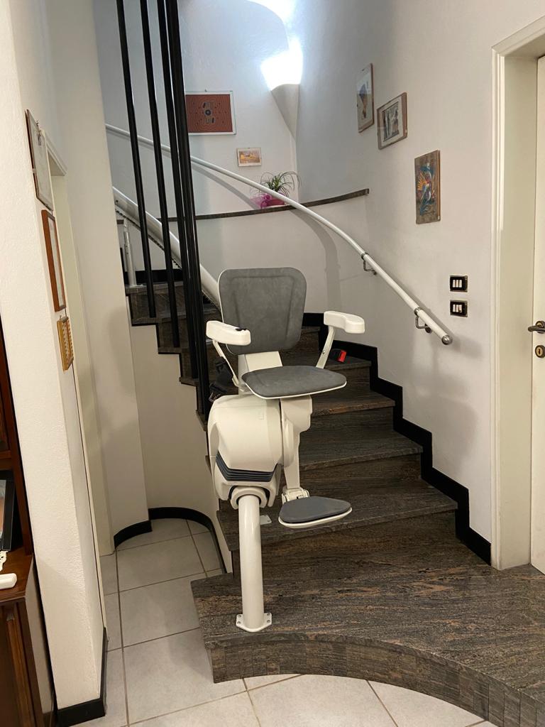 elevatori per disabili | servoscale per anziani | montascale elettrici ! | piattaforme elevatrici | impianti elevatori domestici | installazione servoscale | prezzo servoscala