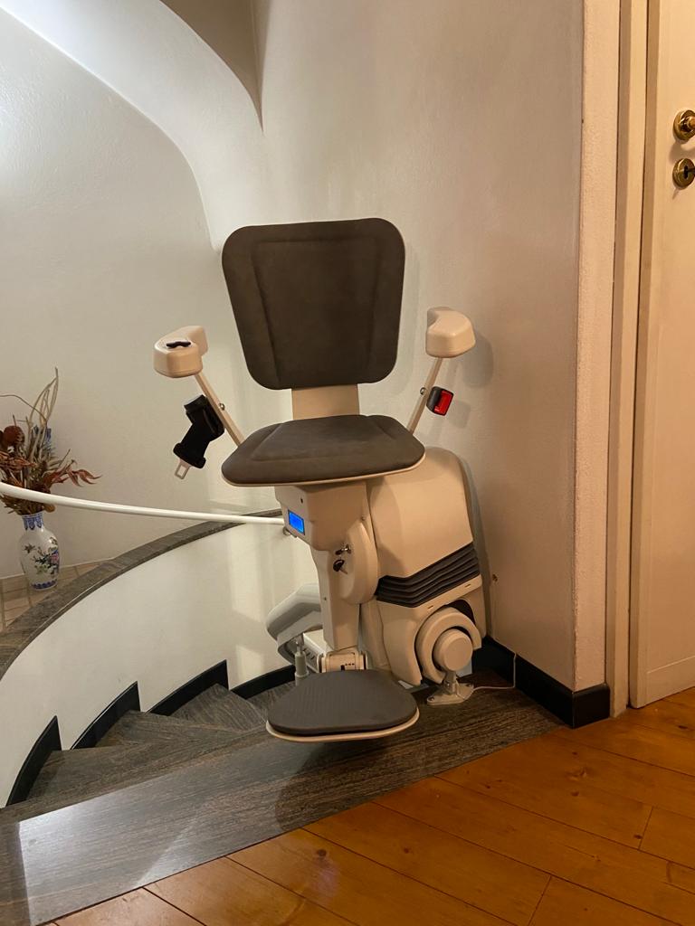 elevatori per disabili | servoscale per anziani | montascale elettrici ! | piattaforme elevatrici | impianti elevatori domestici | installazione servoscale | prezzo servoscala