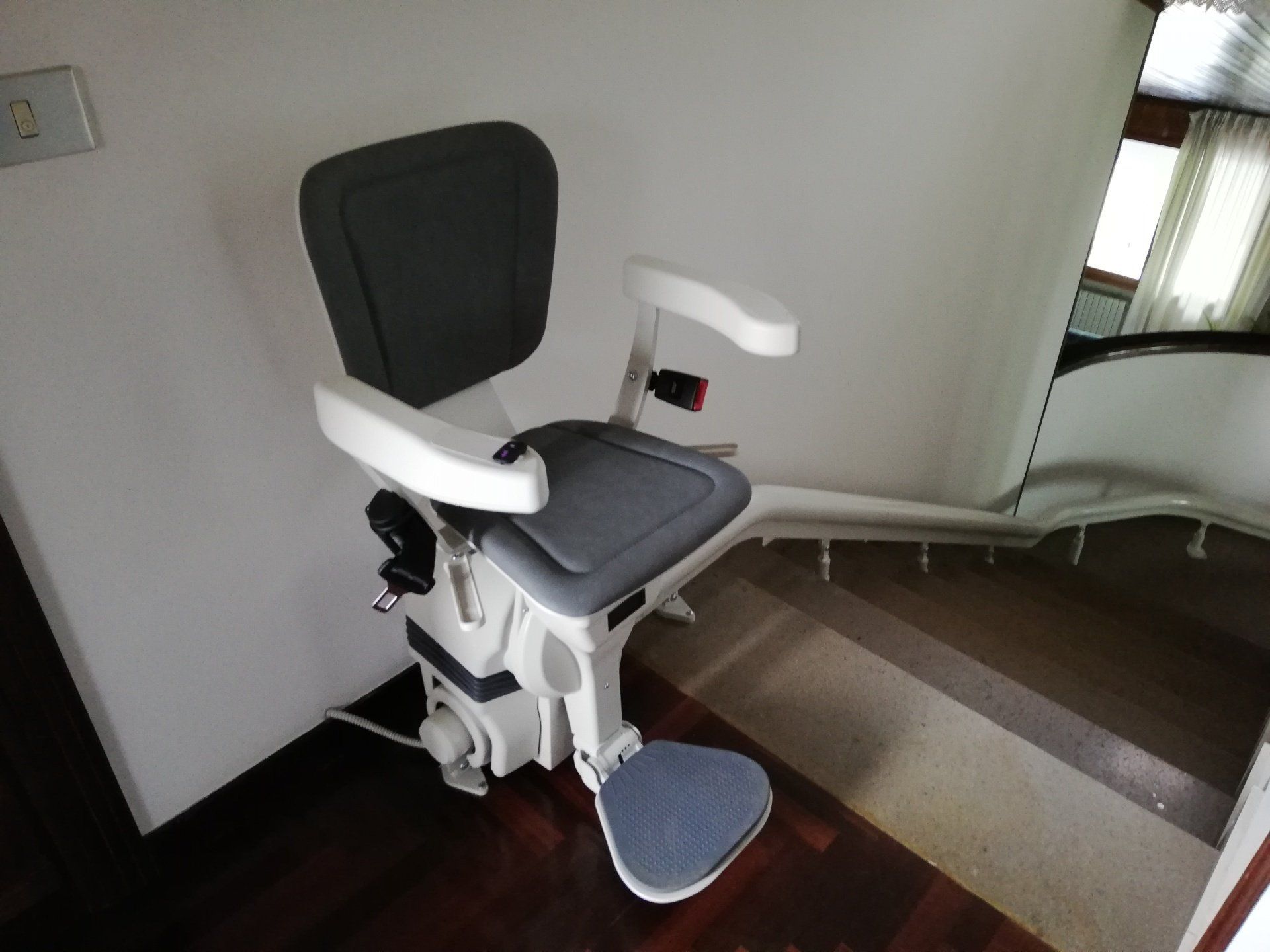 elevatori per disabili | servoscale per anziani | montascale elettrici ! | piattaforme elevatrici | impianti elevatori domestici | installazione servoscale | prezzo servoscala