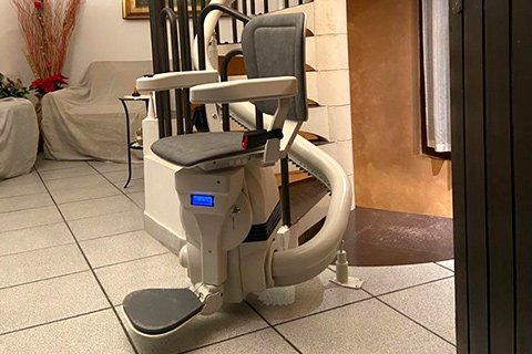 elevatori per disabili | servoscale per anziani | montascale elettrici ! | piattaforme elevatrici | impianti elevatori domestici | installazione servoscale | prezzo servoscala