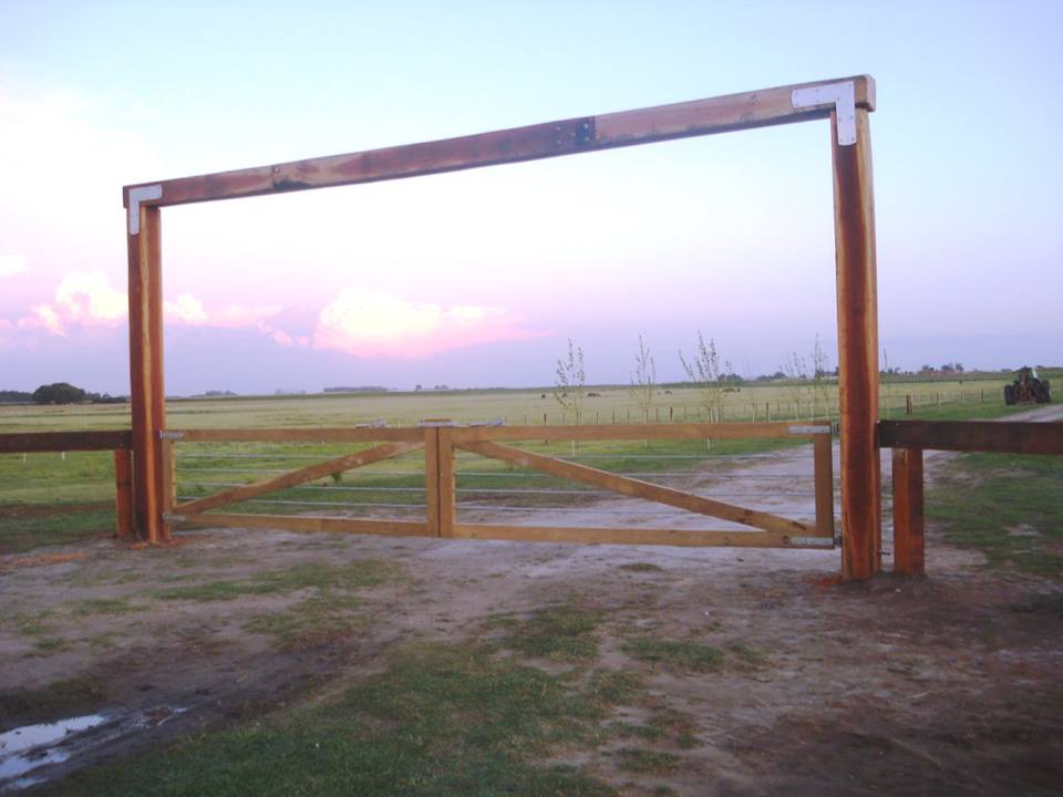 entrada campo palos madera
