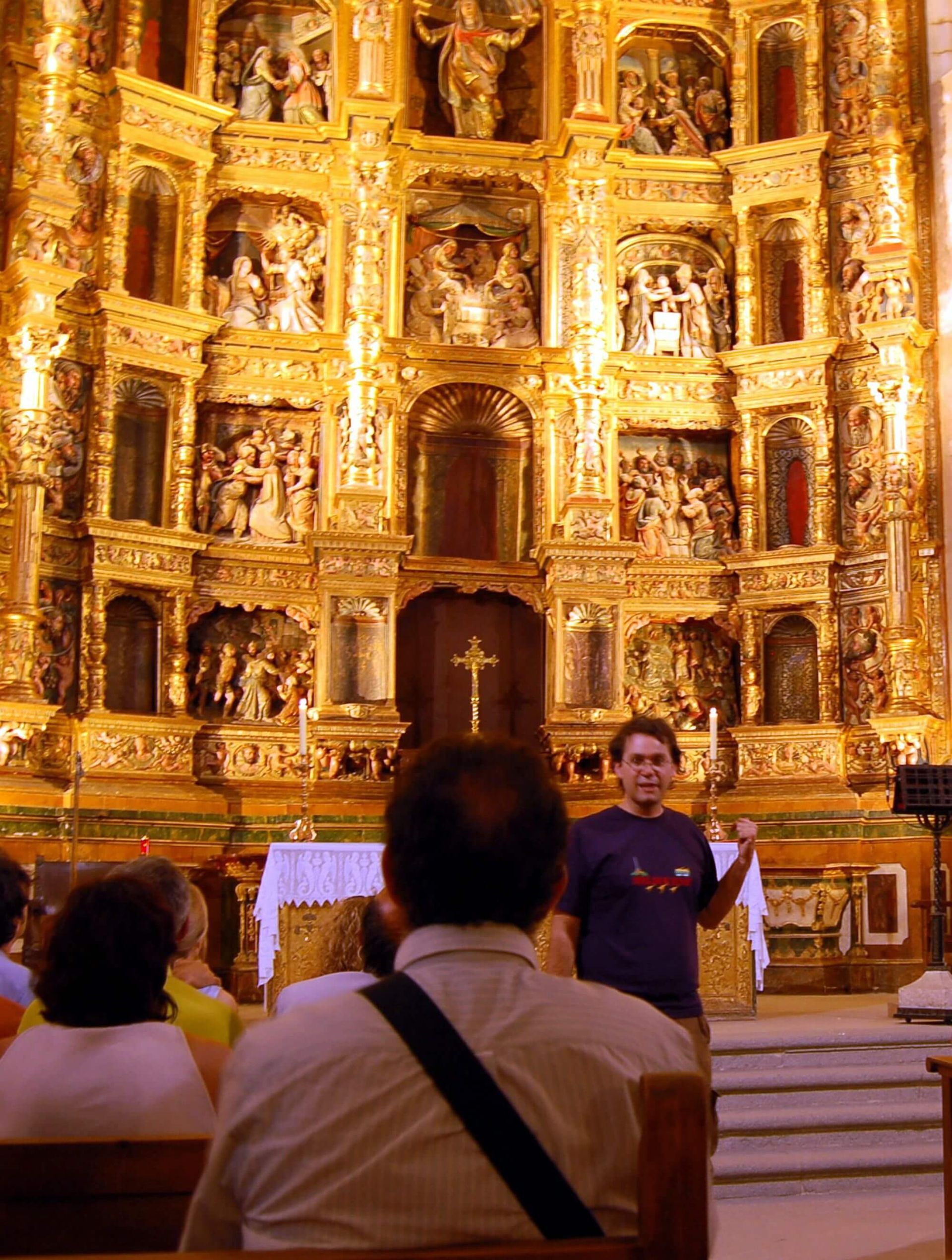 Uno de nuestros guías descubriendo el retablo de Santa María