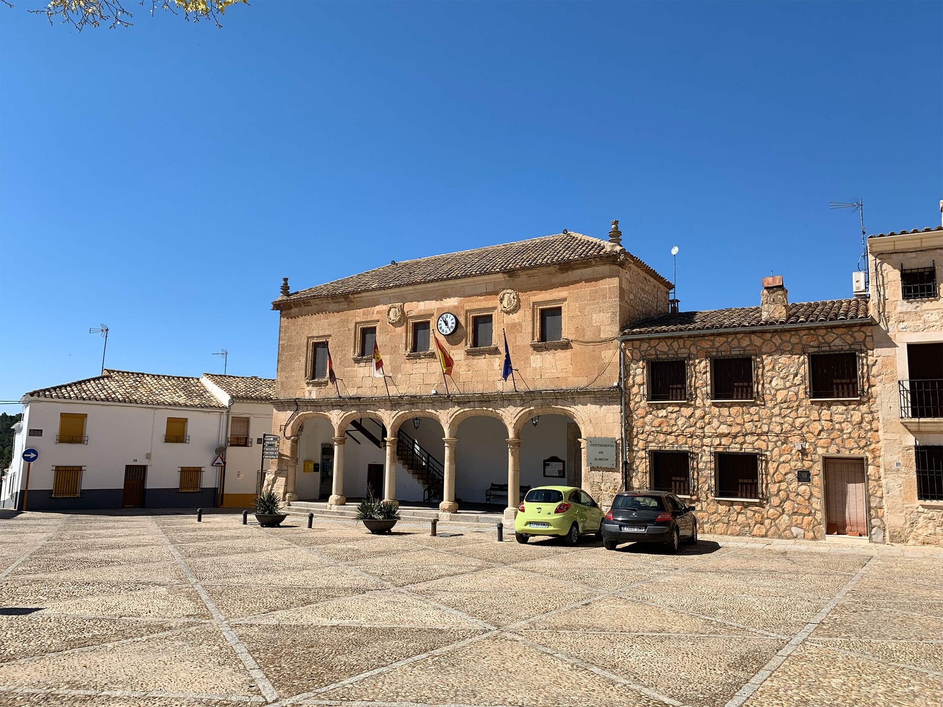 Vistas del Palacio del Concejo en la Plaza del Infante Don Juan Manuel
