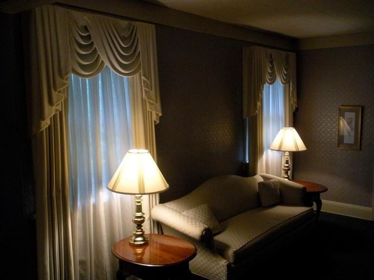 A living room with a couch and two lamps