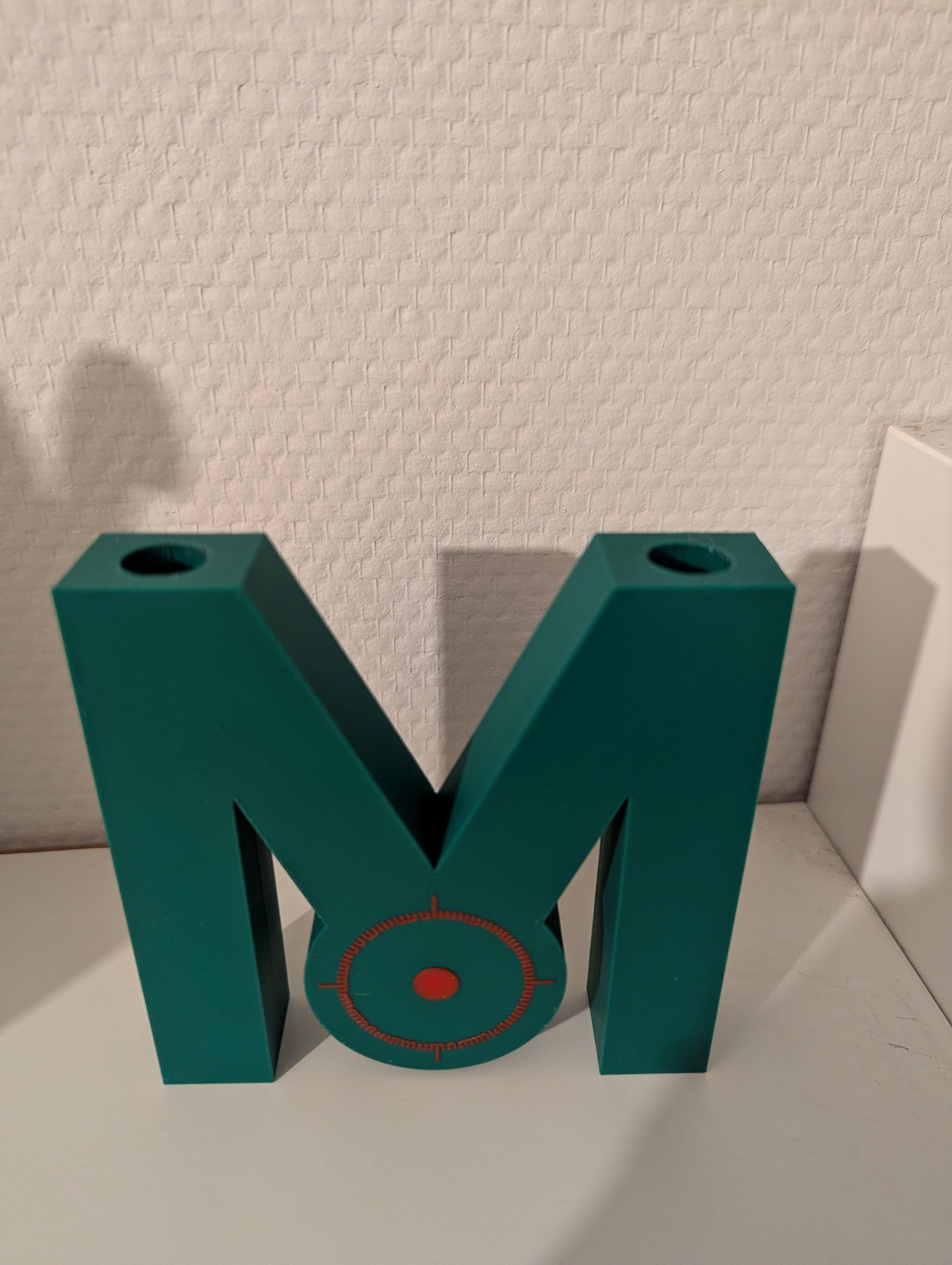 Rig-3d Een turquoisekleurige, driedimensionale letter