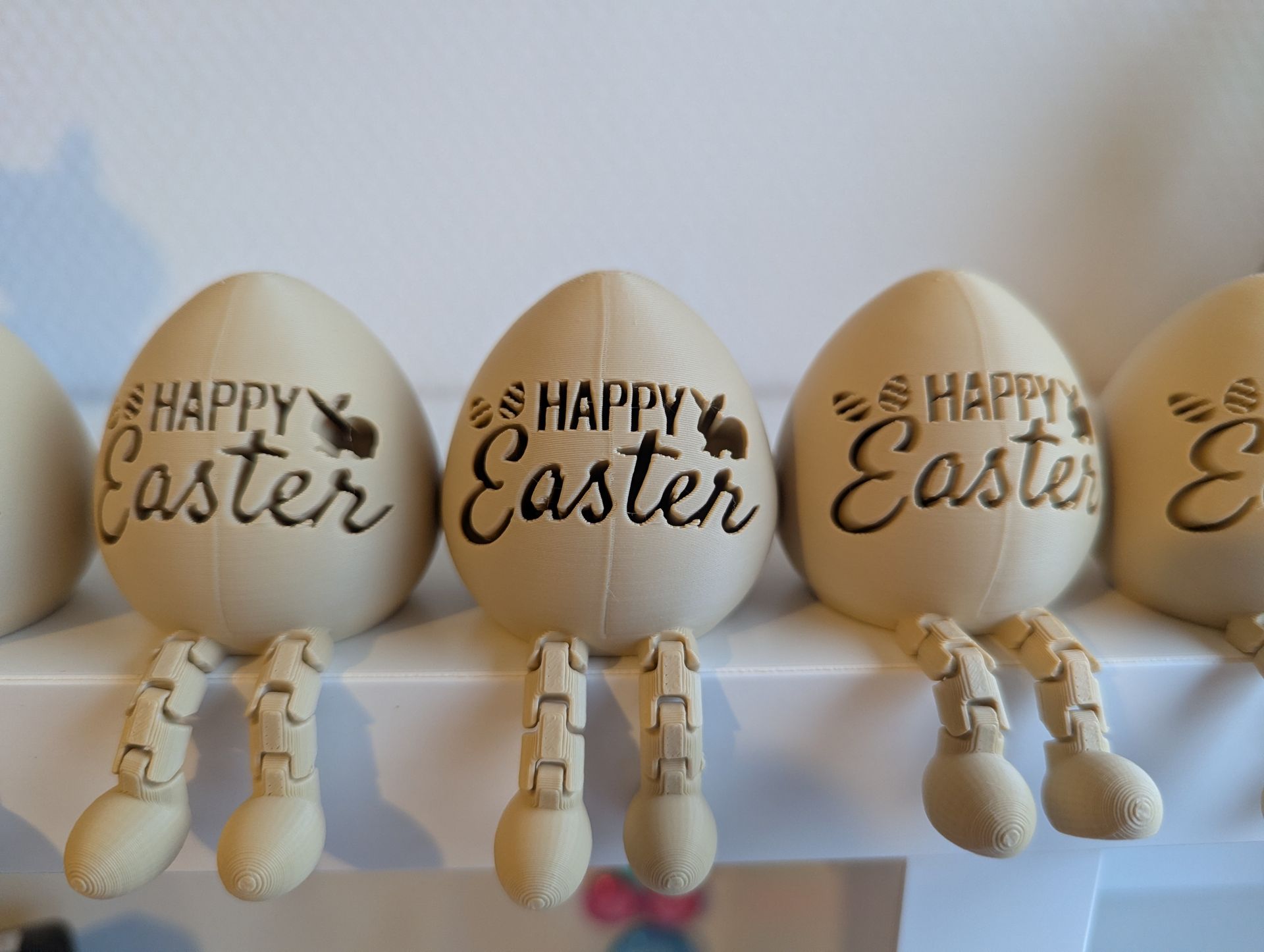 Rig-3d Een rij beige, 3D-geprinte paaseieren met de tekst