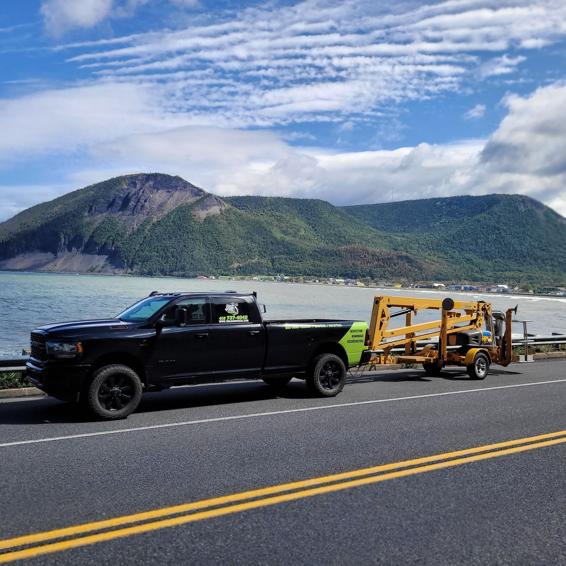 Un camion avec une remorque attachée est garé sur le bord de la route