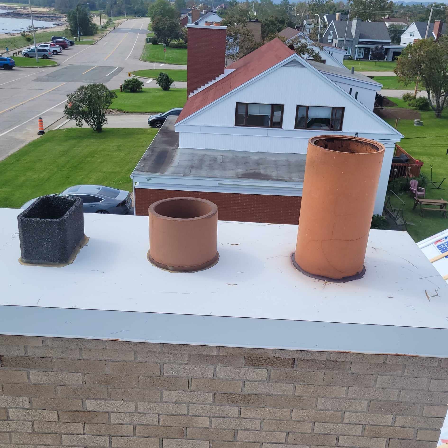 Trois cheminées sont sur le toit d'une maison