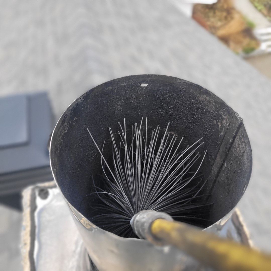 Un gros plan d'un pot avec une brosse dedans