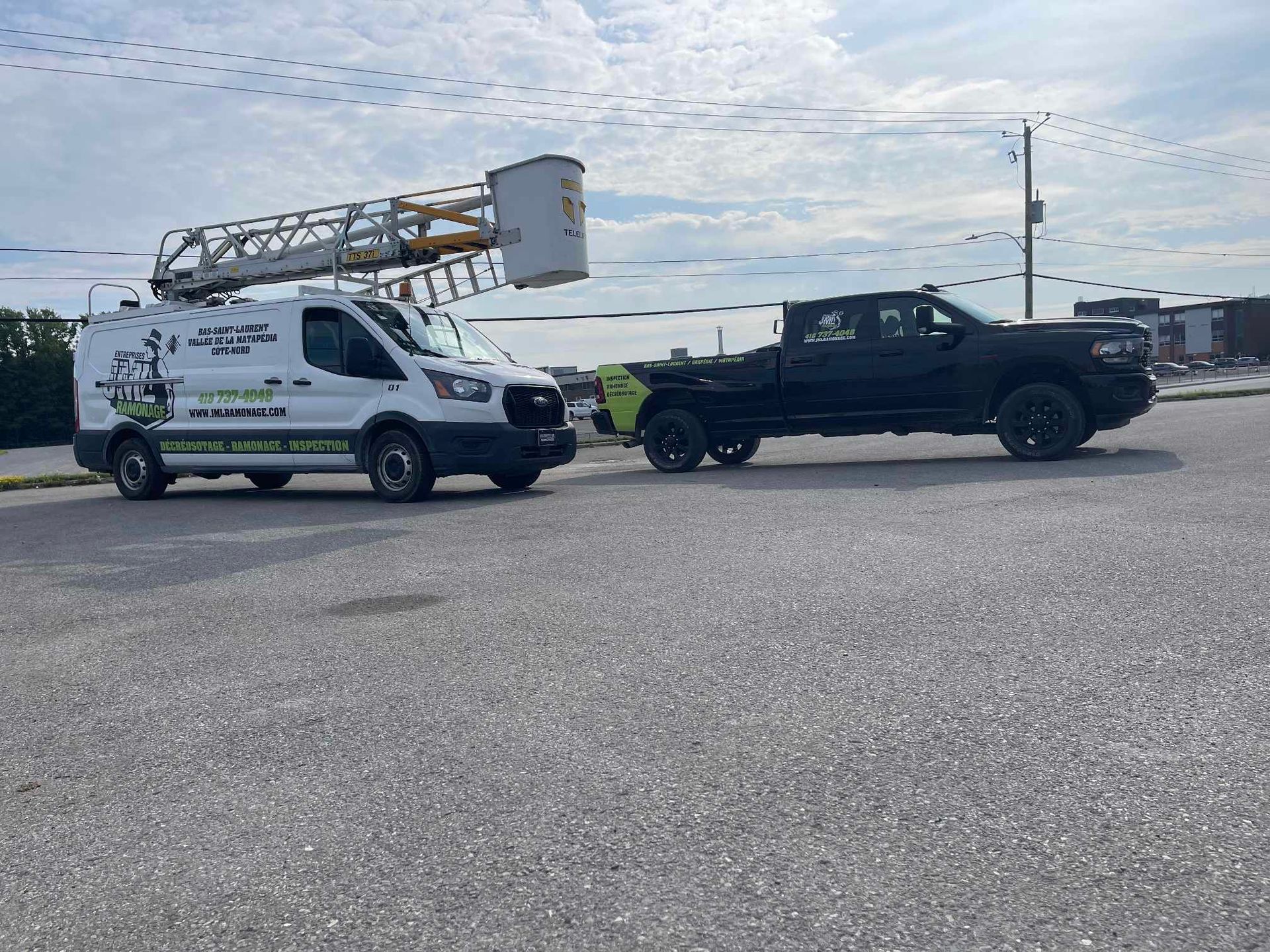 Deux camions sont garés l'un à côté de l'autre dans un parking.