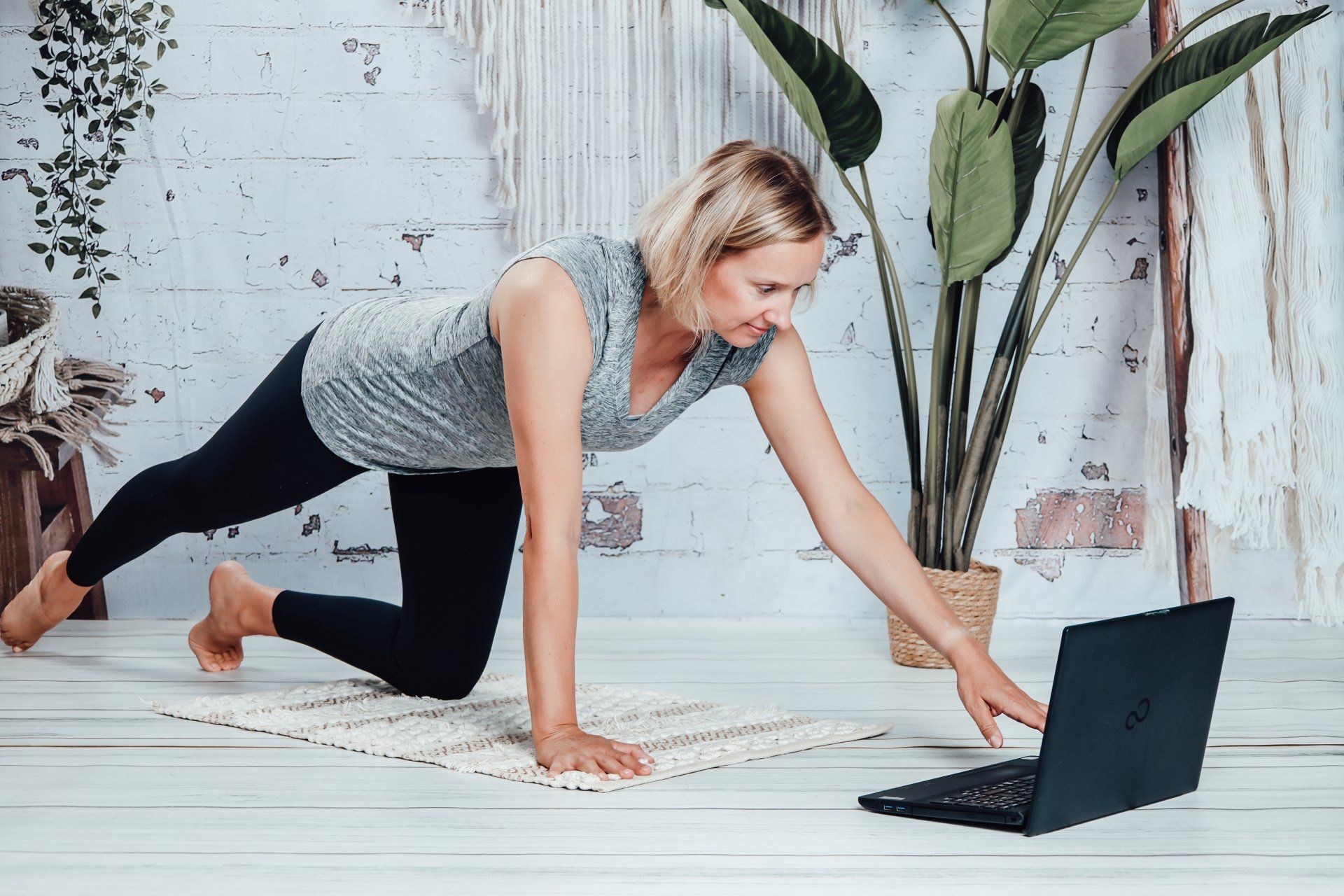 Online Pilates Kurs mit Laptop zu Hause