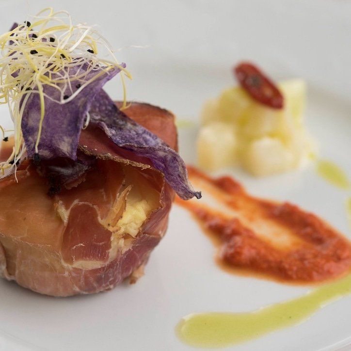 Un primo piano di un piatto di cibo con salsa sopra