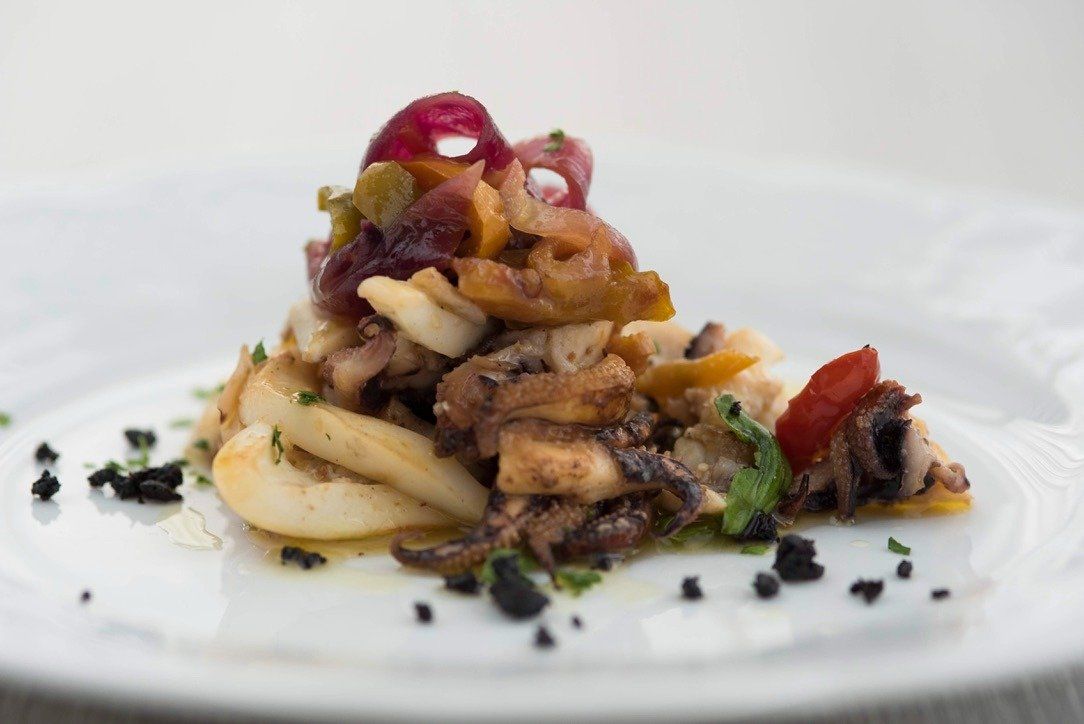 Un primo piano di un piatto di cibo su un tavolo.