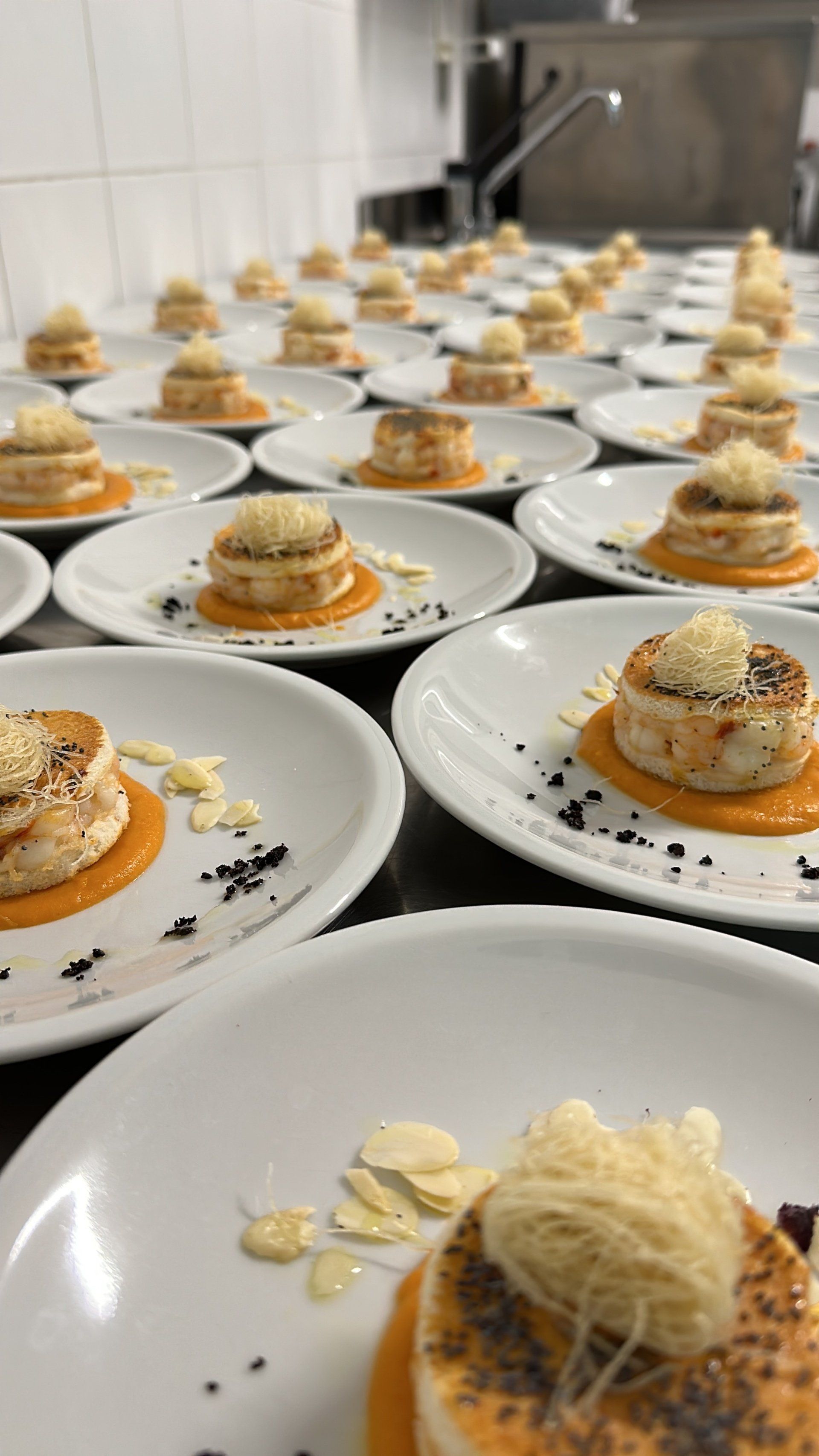 Un mucchio di piatti di cibo sono appoggiati su un tavolo.