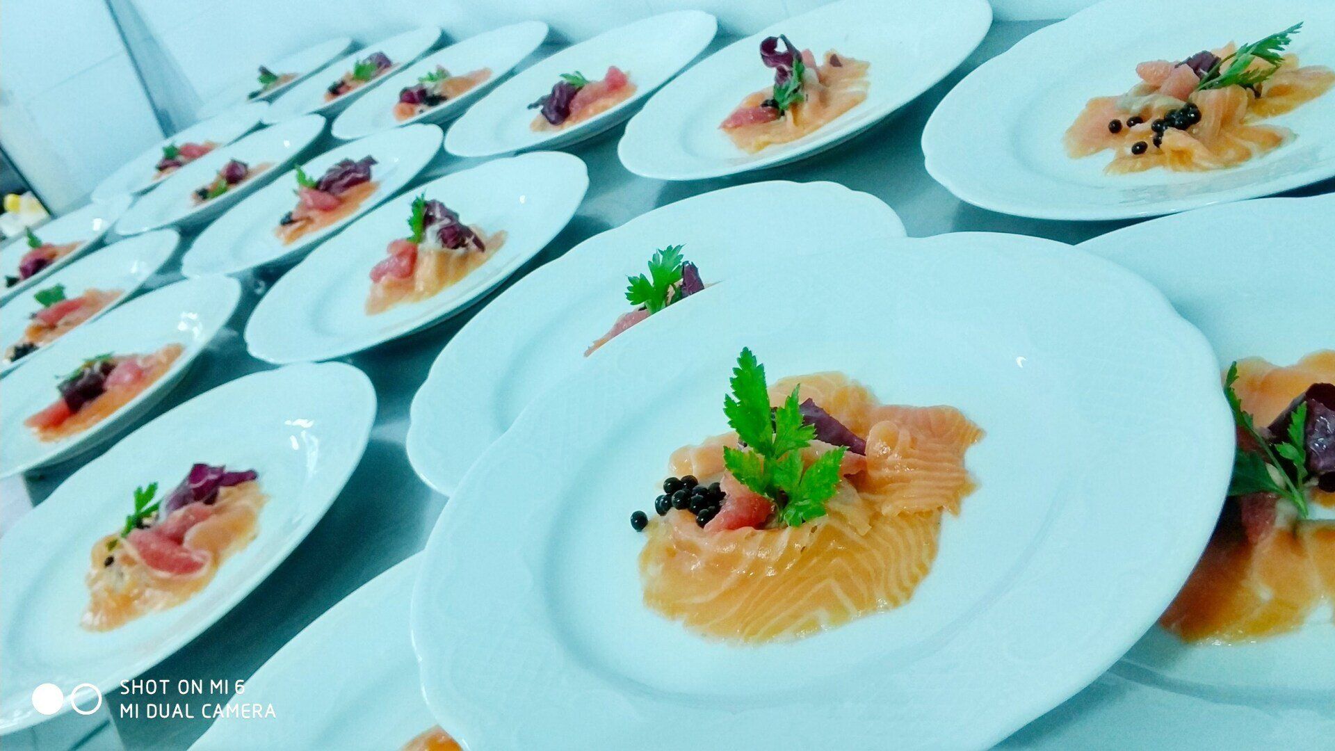 Un mucchio di piatti di cibo sono appoggiati su un tavolo.