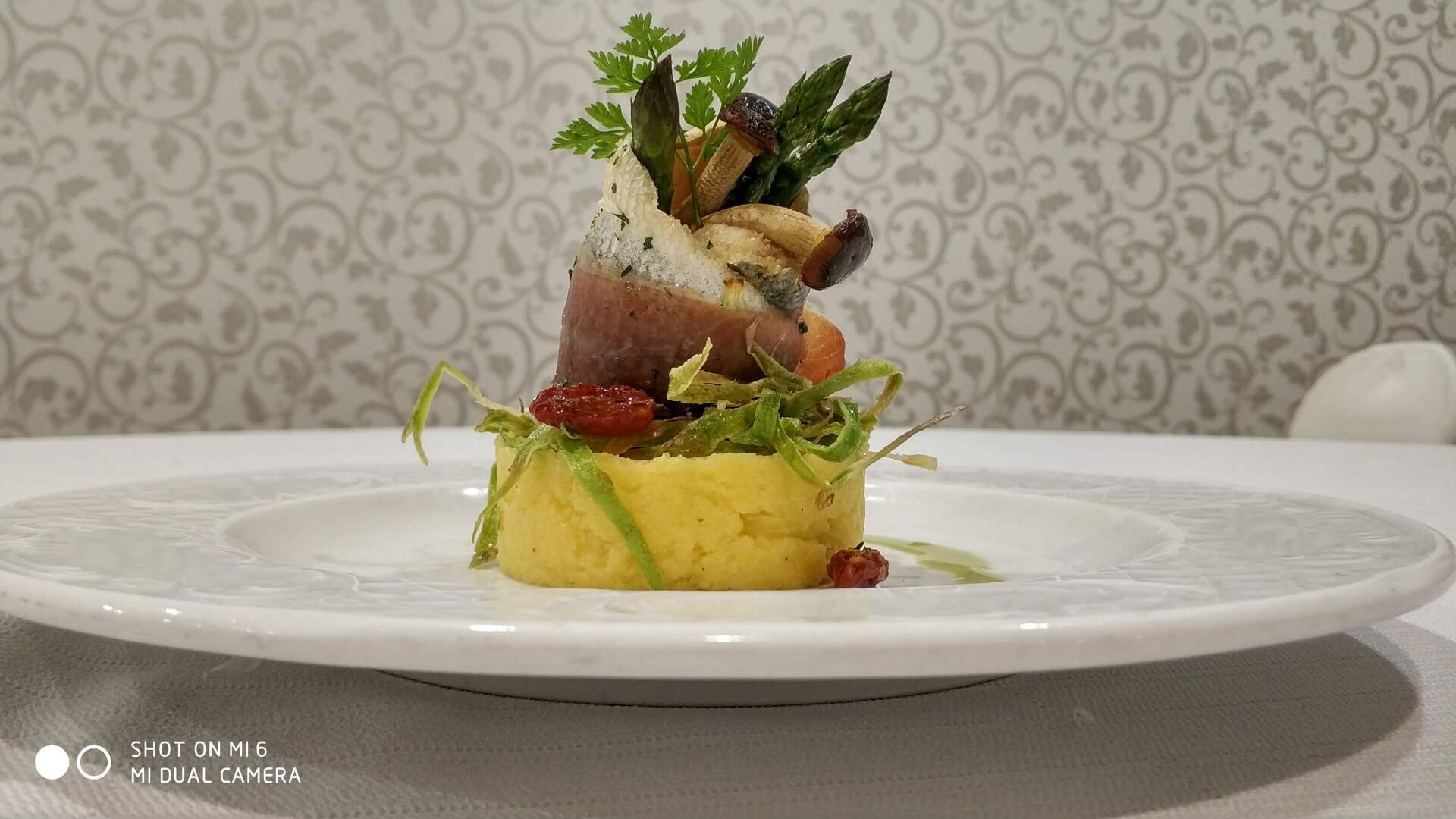 Un primo piano di un piatto di cibo su un tavolo.