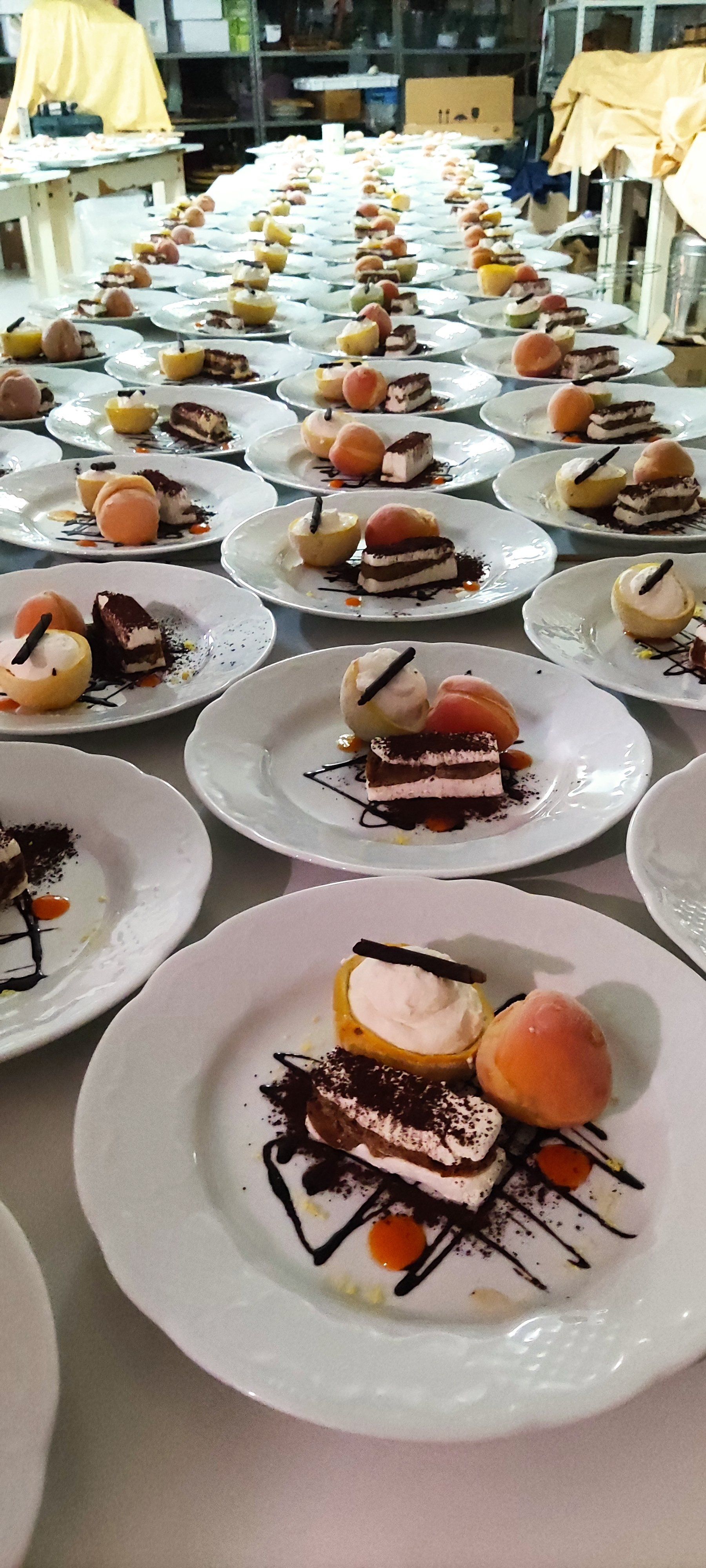 Un lungo tavolo sormontato da piatti di cibo e dessert.