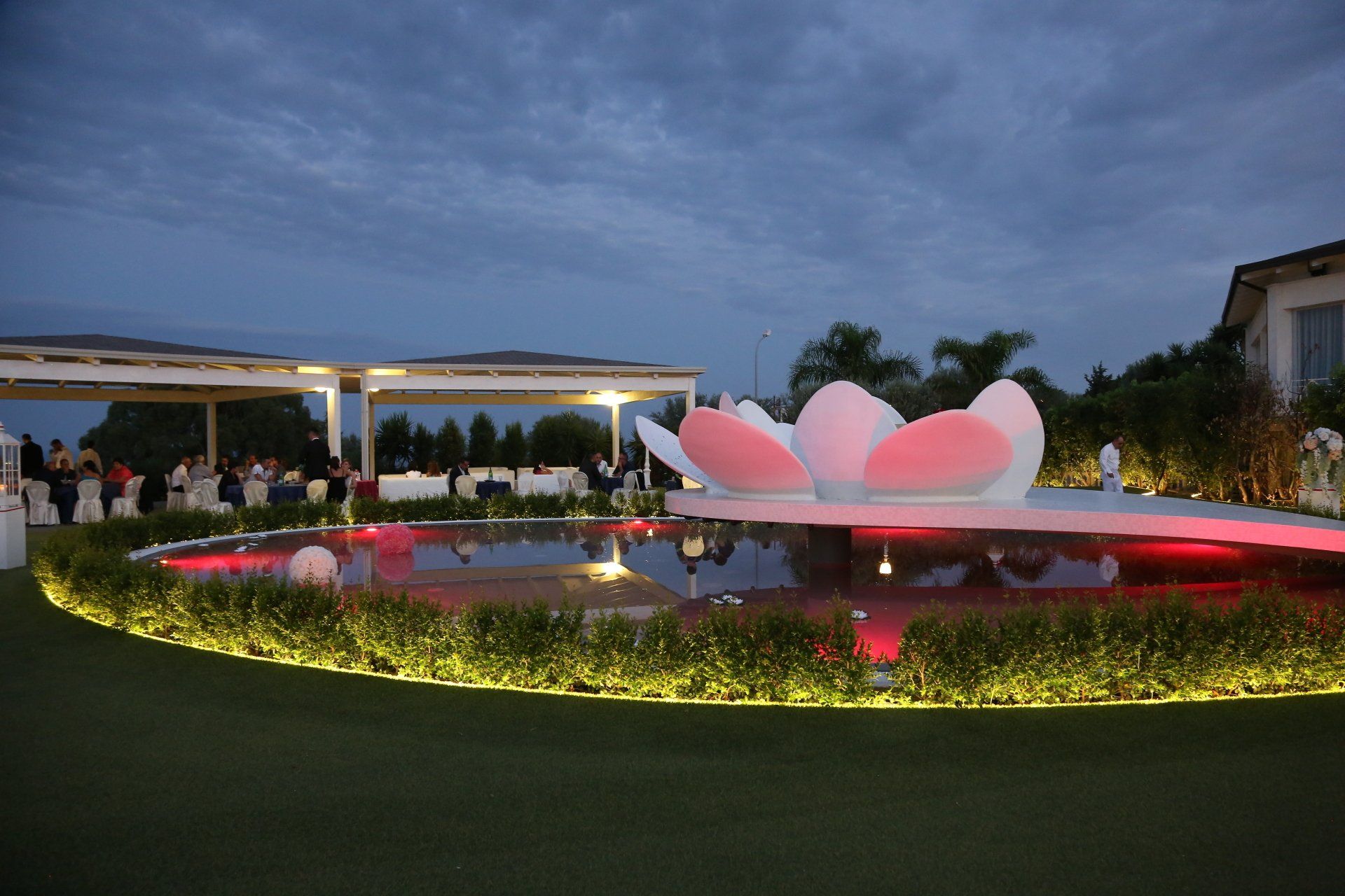 Un grande fiore bianco galleggia in mezzo a uno stagno.