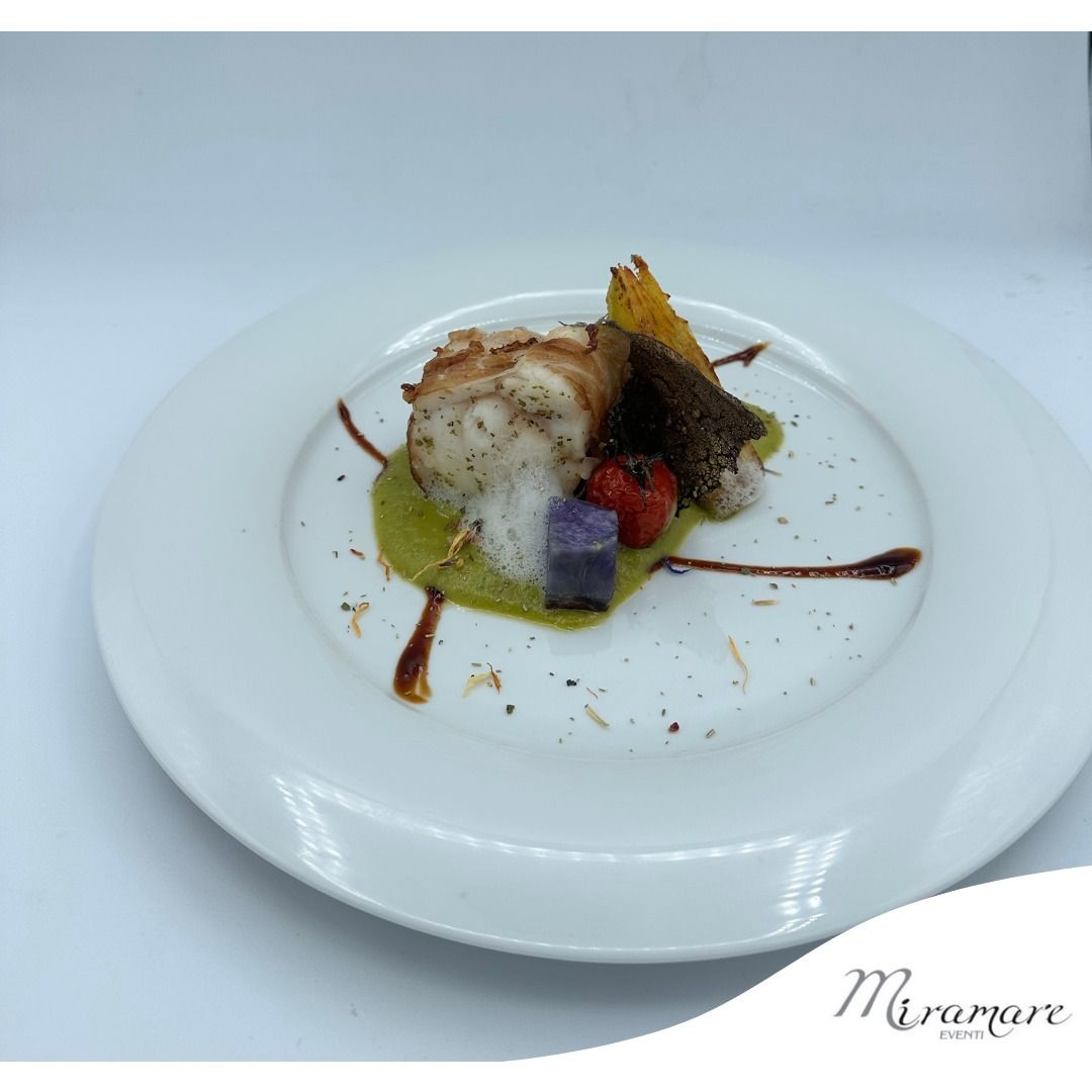 Un piatto bianco sormontato da un pezzo di carne e verdure