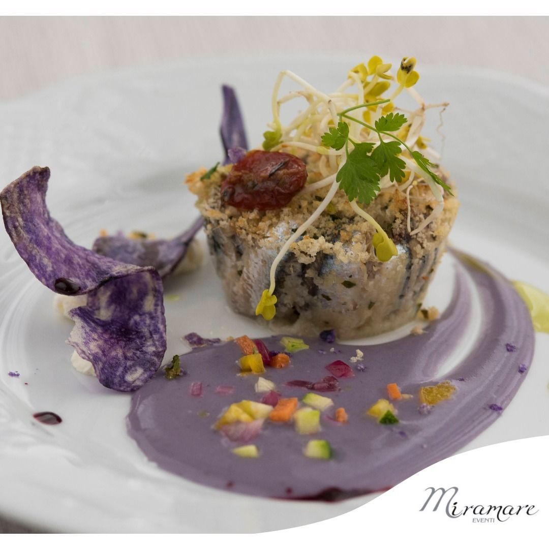 Un primo piano di un piatto di cibo con salsa viola