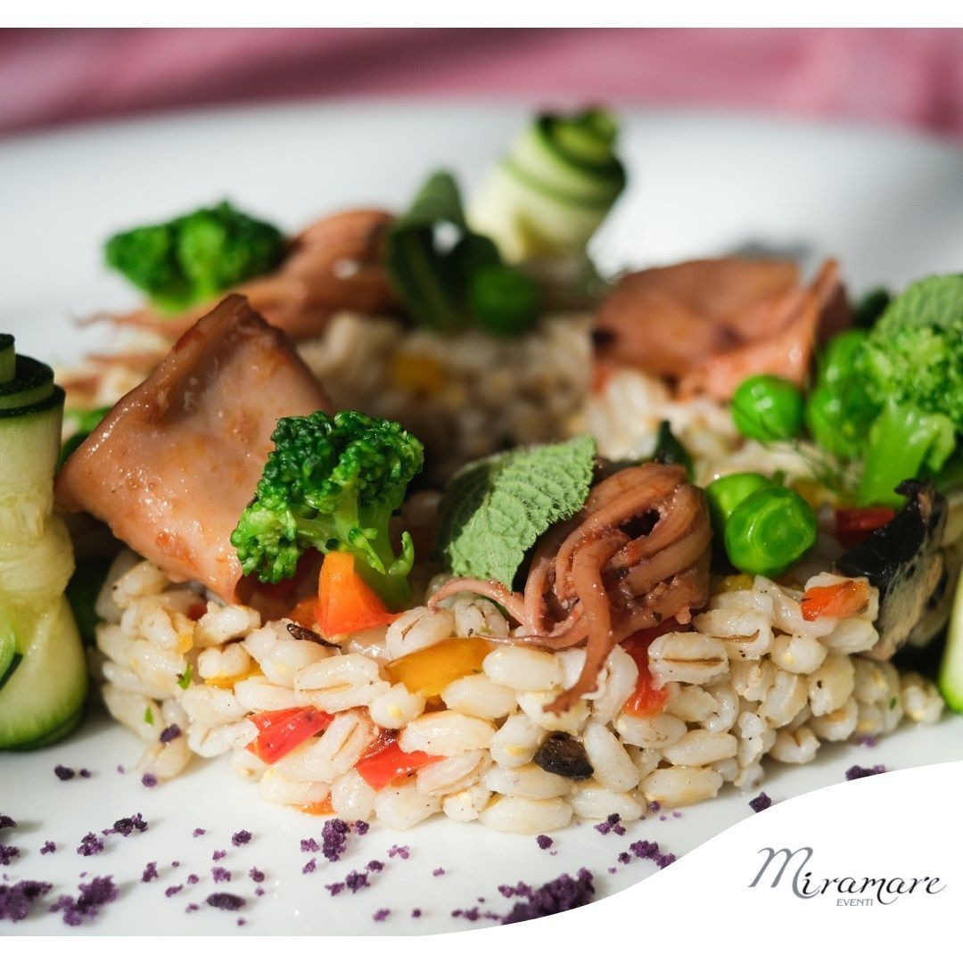 Un primo piano di un piatto di cibo con la parola miragore sul fondo
