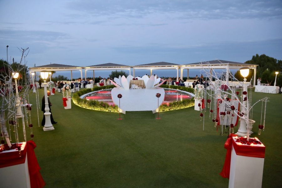 Giardino con allestimento per sposi