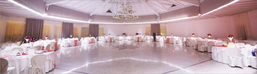 Sala con tavoli per matrimonio