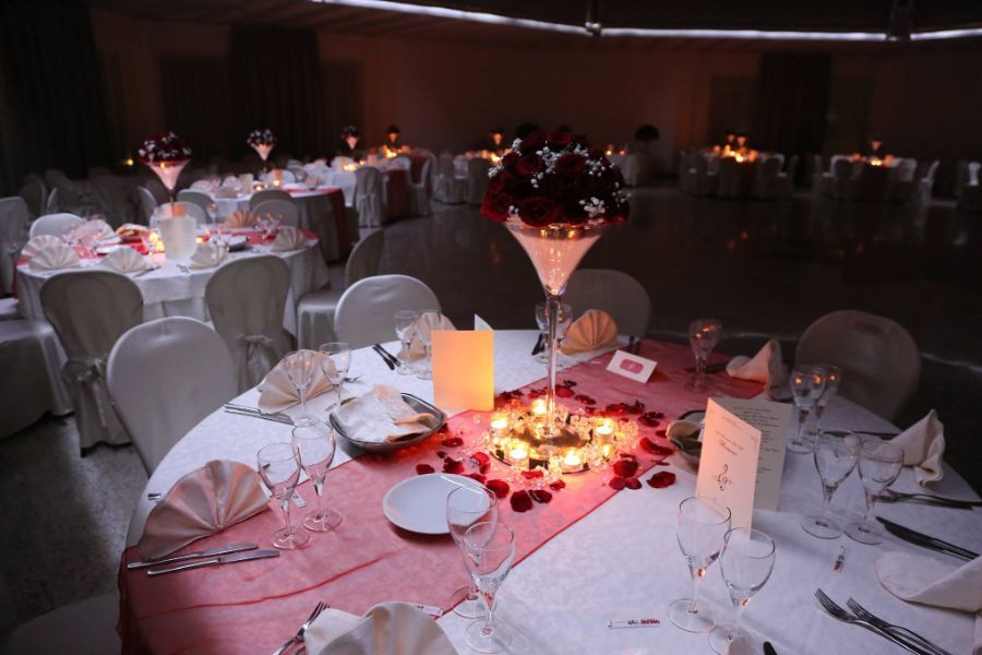 Tavola di un ristorante apparecchiata