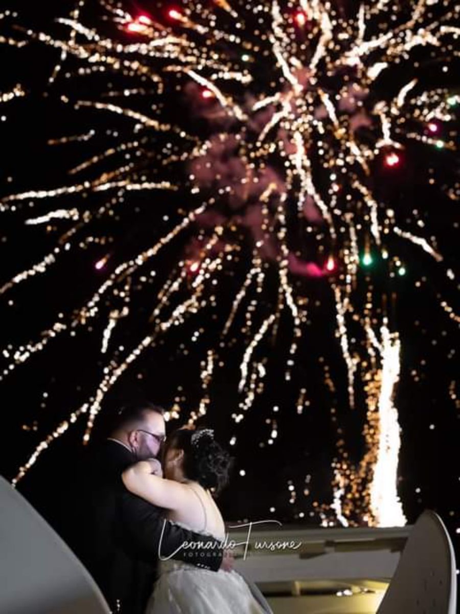 Coppia di sposi con fuochi d'artificio