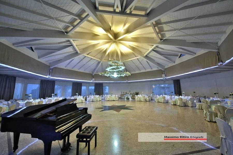 Sala di un ristorante addetta ai matrimoni